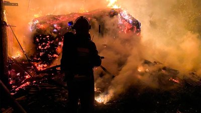 Працівники ДСНС гасили вогонь в автомобілях на Хмельниччині Працівники ДСНС гасили вогонь в автомобілях на Хмельниччині