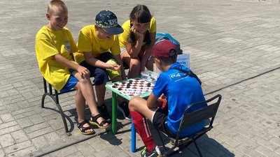 На Дніпропетровщині юні шашкісти грають з перехожими, щоб зібрати гроші для ЗСУ На Дніпропетровщині юні шашкісти грають з перехожими, щоб зібрати гроші для ЗСУ