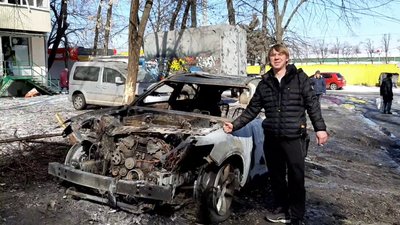 У Харкові внаслідок обстрілу згоріла автівка волонтера, який возив їжу людям на станцію метро У Харкові внаслідок обстрілу згоріла автівка волонтера, який возив їжу людям на станцію метро
