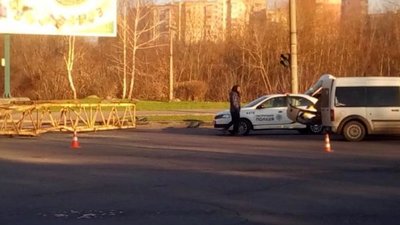 У Рівному частина крану впала з вантажівки на легковик