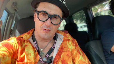 В Одесі блогер порізав собі шию під час оголошення рішення суду В Одесі блогер порізав собі шию під час оголошення рішення суду