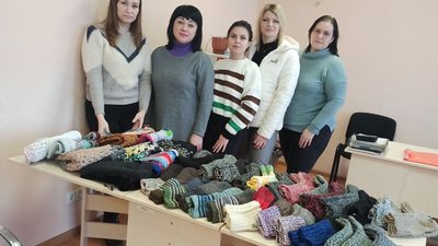 З малюнками та цукерками. Майстрині з Дніпропетровщини зв`язали для українських бійців понад триста пар шкарпеток З малюнками та цукерками. Майстрині з Дніпропетровщини зв`язали для українських бійців понад триста пар шкарпеток