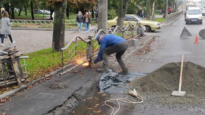 На проспекті Перемоги у Луцьку встановлюють нове огородження: рух ускладнений На проспекті Перемоги у Луцьку встановлюють нове огородження: рух ускладнений