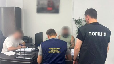 Фото з місця повідомлення про підозру посадовцю