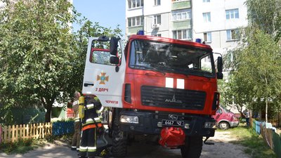 Чернігівські рятувальники за 6 хвилин загасили пожежу на вулиці Софії Русової Чернігівські рятувальники за 6 хвилин загасили пожежу на вулиці Софії Русової