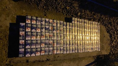 Сигарети, замасковані в чорні панчохи, виявили закарпатські прикордонники у вантажному потязі Сигарети, замасковані в чорні панчохи, виявили закарпатські прикордонники у вантажному потязі