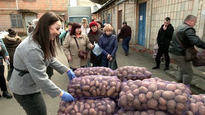 У Рівному благодійники безплатно роздавали переселенцям картоплю
