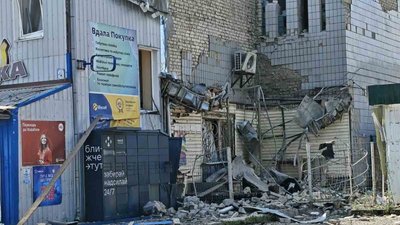 Пошкоджений торговий комплекс після удару у Шевченковому