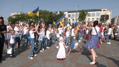 У центрі Рівного діти танцювали й збирали гроші на ЗСУ