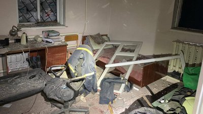 РФ вдарила керованою авіабомбою по пожежній частині Вовчанської громади: поранений водій РФ вдарила керованою авіабомбою по пожежній частині Вовчанської громади: поранений водій