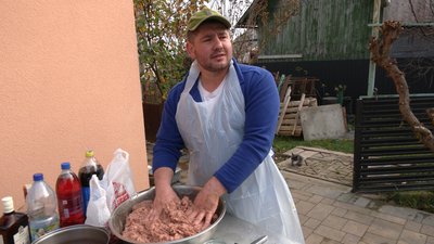 "За сімейним рецептом". Жителі прикарпатського села Радча приготували на фронт приблизно пів тисячі банок м’ясних страв "За сімейним рецептом". Жителі прикарпатського села Радча приготували на фронт приблизно пів тисячі банок м’ясних страв