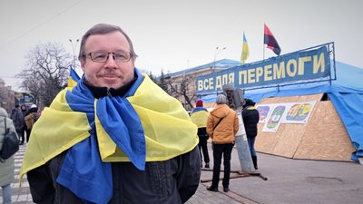 Жителі Харкова відзначили День Соборності навпроти пошкодженої обстрілами будівлі ОДА Жителі Харкова відзначили День Соборності навпроти пошкодженої обстрілами будівлі ОДА