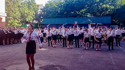 Перше вересня на Кіровоградщині. У 57 з 454 шкіл влаштували офлайн-лінійку