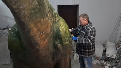 У своїй майстерні рівнянин Віктор Гайбонюк дороблює останні штрихи на копії брахіозавра – надає його шкірі шорсткої структури. У своїй майстерні рівнянин Віктор Гайбонюк дороблює останні штрихи на копії брахіозавра – надає його шкірі шорсткої структури.