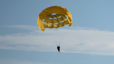 До Дня Незалежності 14 парашутистів станцюють гопак у небі