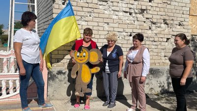 Колектив дитячого садочку села Білозірка поруч з будівлею закладу Колектив дитячого садочку села Білозірка поруч з будівлею закладу