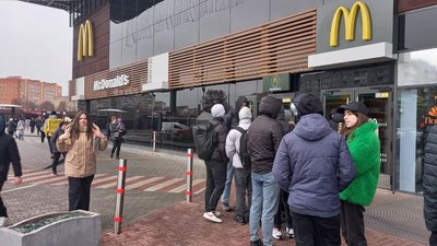 Ресторан McDonald's відновив роботу у Луцьку. Біля ресторану – черга