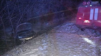 На Кіровоградщині через сніг рятувальники відбуксирували 12 машин На Кіровоградщині через сніг рятувальники відбуксирували 12 машин
