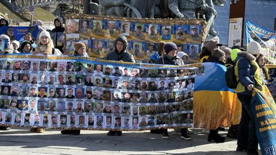 Чекали три роки: у Києві під час акції родичів військовополонених жінка дізналася про повернення сина з полону