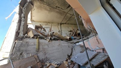 Наслідки російського удару по багатоповерхівці у Херсоні