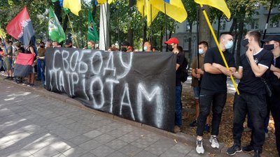 В Харкові пікетують поліцію з вимогою звільнити затриманих у справі про напад на автобус