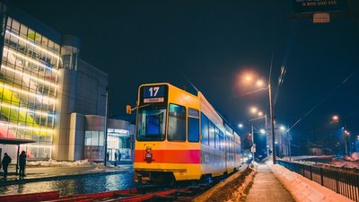 Трамвай Schindler Be на одній з вулиць Львова