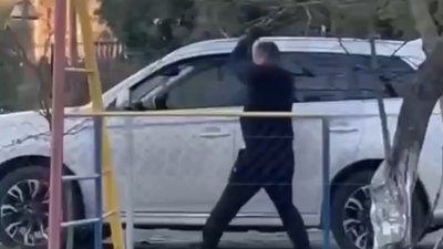 сокирою побив і порубав авто у луцьку