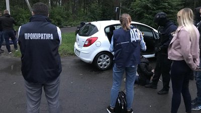 Наркотики для в'язнів: посадовцю з рівненської колонії та спільникам оголосили підозру