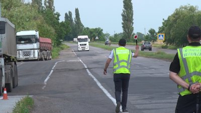 На Миколаївщині інспектори щозміни зупиняють перевантажені вантажівки