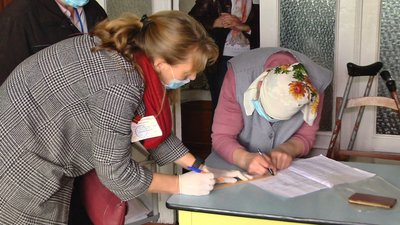 Більшість людей з інвалідністю голосують вдома, бо дістатися до виборчих дільниць їм неможливо. Більшість людей з інвалідністю голосують вдома, бо дістатися до виборчих дільниць їм неможливо.