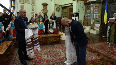 Биття тарілок та одруження в українському стилі: як у Дніпрі відзначають День міста