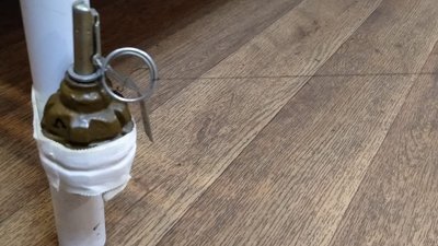 На Київщині хлопець хотів зайти в закинуте приміщення і підірвався на розтяжці