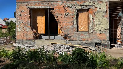 Ремонт будинку після обстрілу
