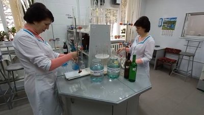 Через запах миколаївці частіше набирають очищену воду з точок роздачі