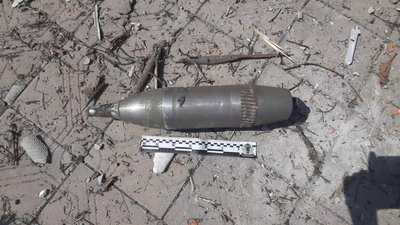 На Білопільщині вибухотехніки виявили три 120-мм снаряди САУ, які не розірвалися На Білопільщині вибухотехніки виявили три 120-мм снаряди САУ, які не розірвалися