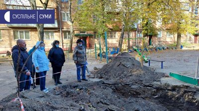 Три будинки стоять без опалення у Сумах через порив тепломережі Три будинки стоять без опалення у Сумах через порив тепломережі