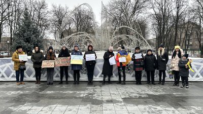 У Кременчуці відбувся пікет на підтримку демобілізації військових У Кременчуці відбувся пікет на підтримку демобілізації військових