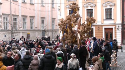 Колядували в укритті. Як центрі Львова встановлювали різдвяного дідуха Колядували в укритті. Як центрі Львова встановлювали різдвяного дідуха