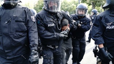 У Берліні поліція затримала близько 300 людей під час маршу проти карантину У Берліні поліція затримала близько 300 людей під час маршу проти карантину