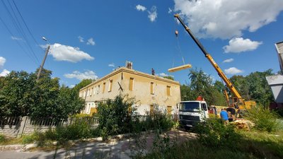 Пошкоджений ракетним ударом будинок у Чернігові ремонтують