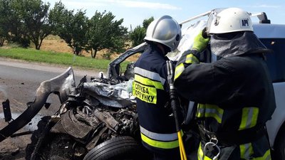 На Херсонщині сталась смертельна ДТП: водія вирізали з автівки рятувальники
