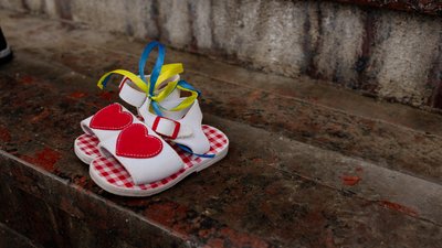 158 черевичків: у Черкасах провели акцію, щоб нагадати про вбитих росіянами дітей 158 черевичків: у Черкасах провели акцію, щоб нагадати про вбитих росіянами дітей