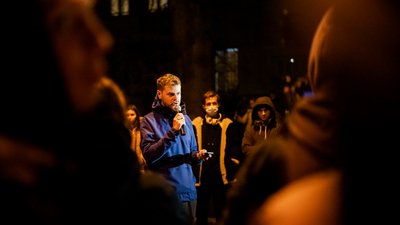 Кияни протестують під МВС через напади на бари та клуби на Подолі Кияни протестують під МВС через напади на бари та клуби на Подолі