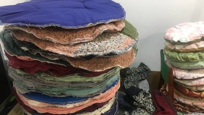"Вони їх носять за пазухою, а коли стрибають в танки, дістають". Сумська майстриня шиє військовим "підпопники" "Вони їх носять за пазухою, а коли стрибають в танки, дістають". Сумська майстриня шиє військовим "підпопники"