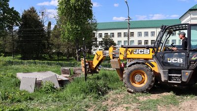 На Львівщині демонтували плити на кладовищі НКВДистів та комуністичних партійних На Львівщині демонтували плити на кладовищі НКВДистів та комуністичних партійних