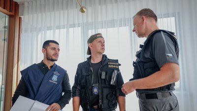 На Кіровоградщині припинили діяльність кол-центру, який через телефонні дзвінки ошукував чехів — Нацполіція На Кіровоградщині припинили діяльність кол-центру, який через телефонні дзвінки ошукував чехів — Нацполіція