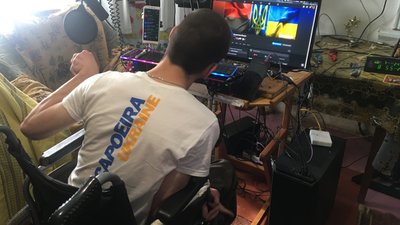 На тепловізори та байрактар: Володимир Малуха з Полтавщини, який має ДЦП, збирає гроші для ЗСУ На тепловізори та байрактар: Володимир Малуха з Полтавщини, який має ДЦП, збирає гроші для ЗСУ