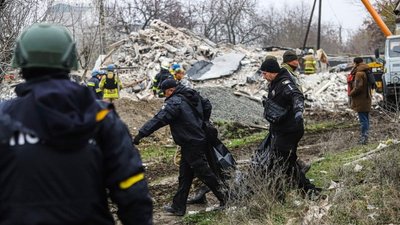 Рятувальники завершили розбирати завали будинку у Вільнянську на Запоріжжі. Від ракетного удару загинули 10 людей