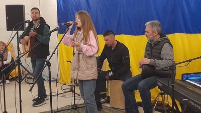 "Тримаємо стрій": у міському бомбосховищі на Черкащині провели концерт на підтримку ЗСУ