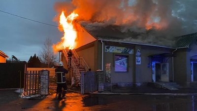 Виявили надто пізно: на Рівненщині горіло горище будівлі з двома магазинами